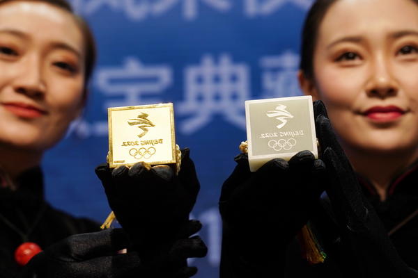 7月31日，工作人员展示北京2022冬奥徽宝典藏版（右）、珍藏版。新华社记者 鞠焕宗摄